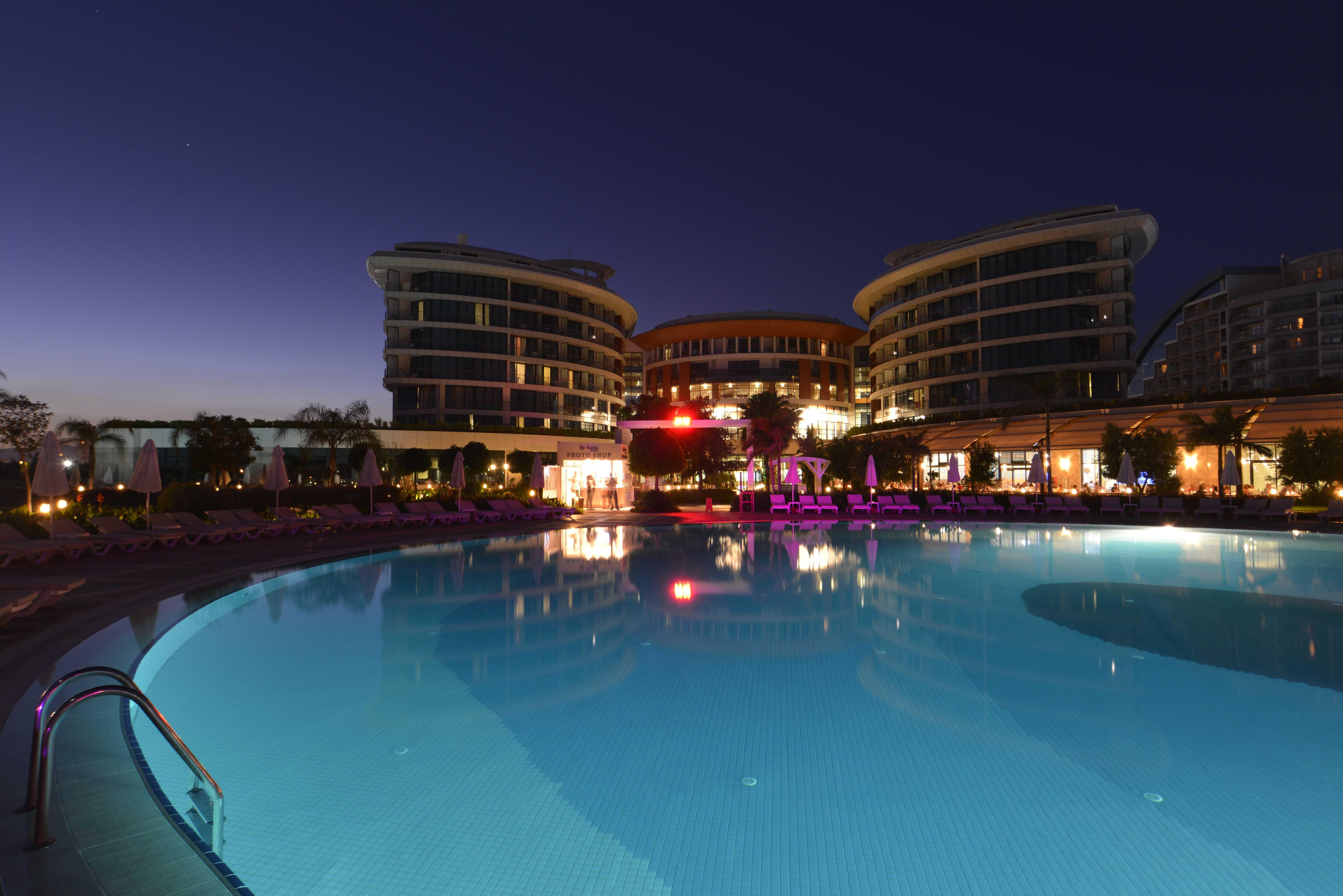 Baia Lara Hotel Antalya Eksteriør bilde The hotel at night